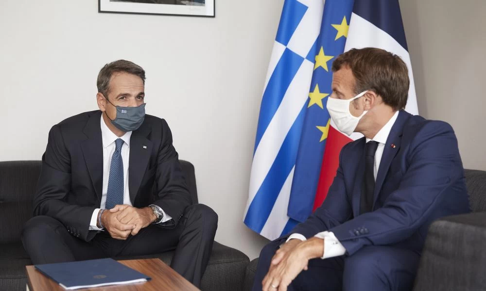 Επικοινωνία Μακρόν–Μητσοτάκη: Να ενεργοποιηθούν οι κυρώσεις στη Τουρκία